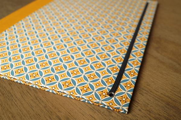 Mappe mit Gummiband blau gelb Handarbeit